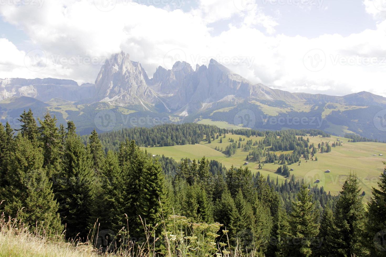 dolomites - une chaîne de montagnes dans les alpes orientales photo