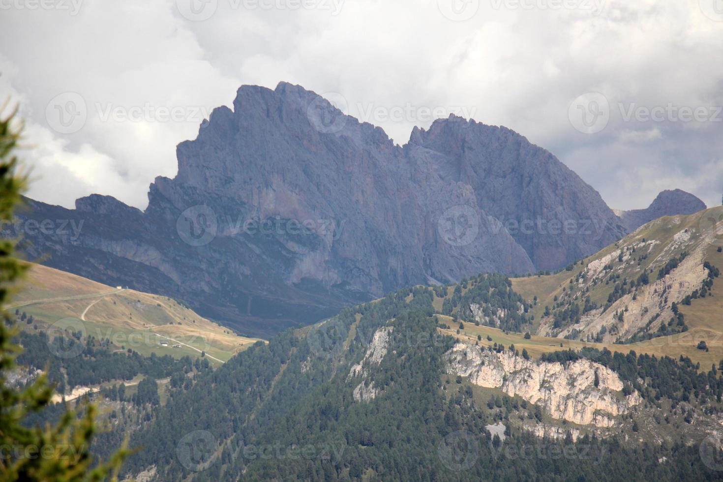 dolomites - une chaîne de montagnes dans les alpes orientales photo