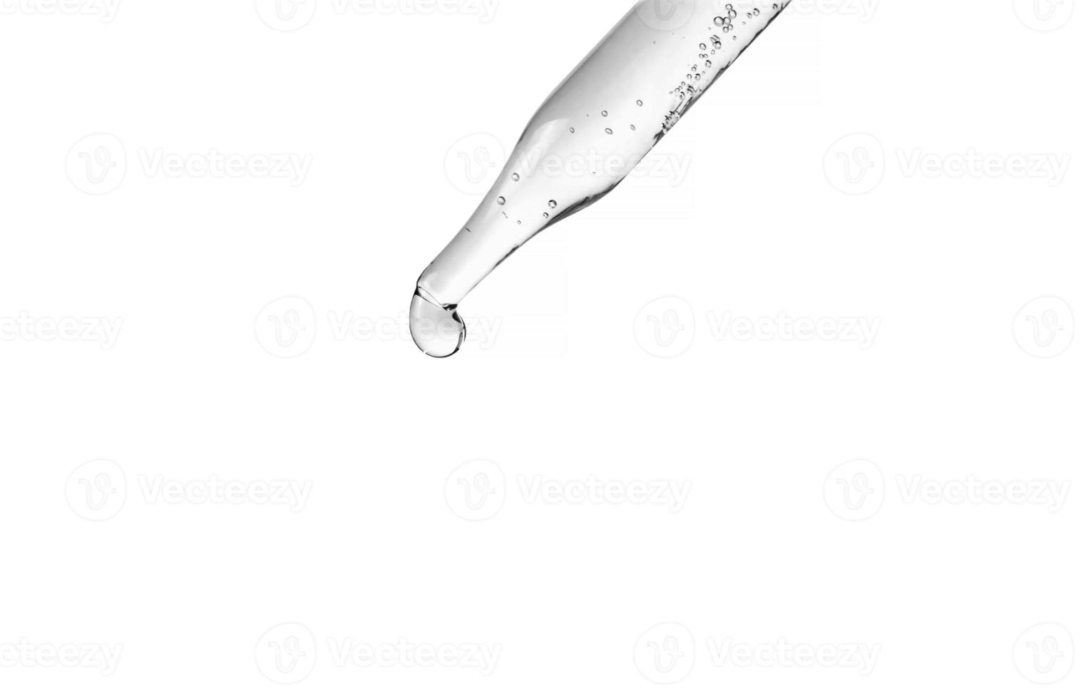 pipette cosmétique avec gouttes d'huile cosmétique gros plan sur fond blanc. gel transparent liquide, sérum, émulsion photo