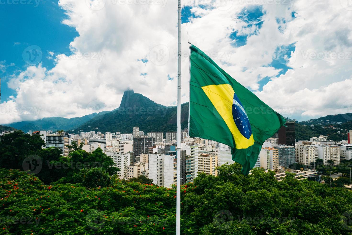 drapeau brésilien sur le fond du christ rédempteur, à rio de janeiro, brésil photo