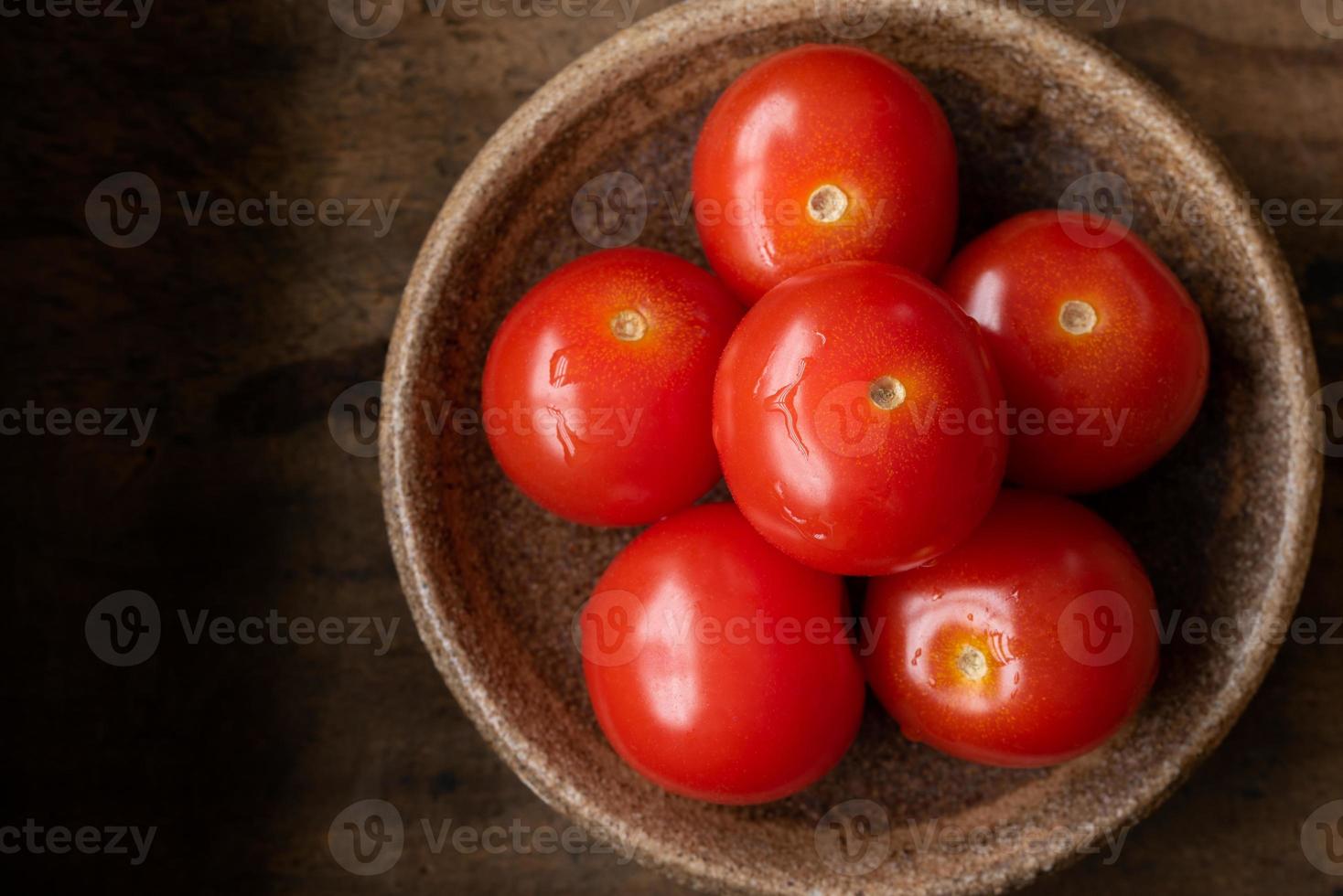 tomates cerises dans un bol photo