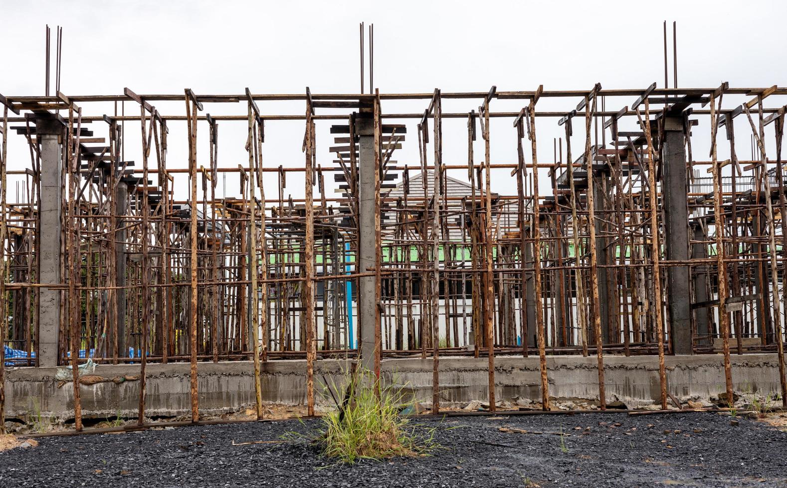 vue d'arrière-plan rapprochée des grumes d'eucalyptus d'échafaudage qui sont assemblées. photo