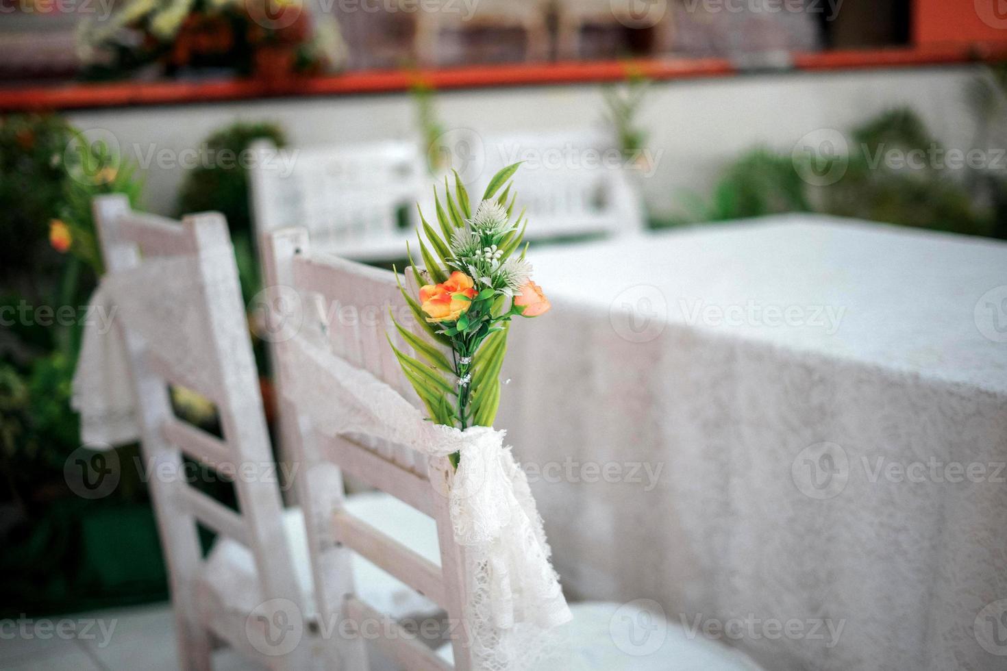 arrangement de décoration de table et de chaises pour une cérémonie de mariage traditionnelle en indonésie photo