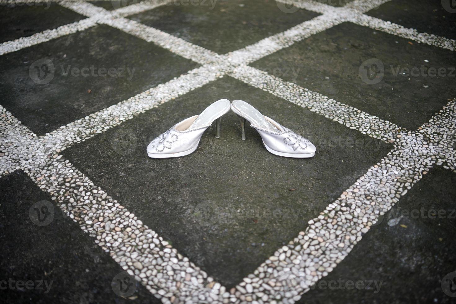 une paire de chaussures de mariée pour une cérémonie de mariage traditionnelle en indonésie photo