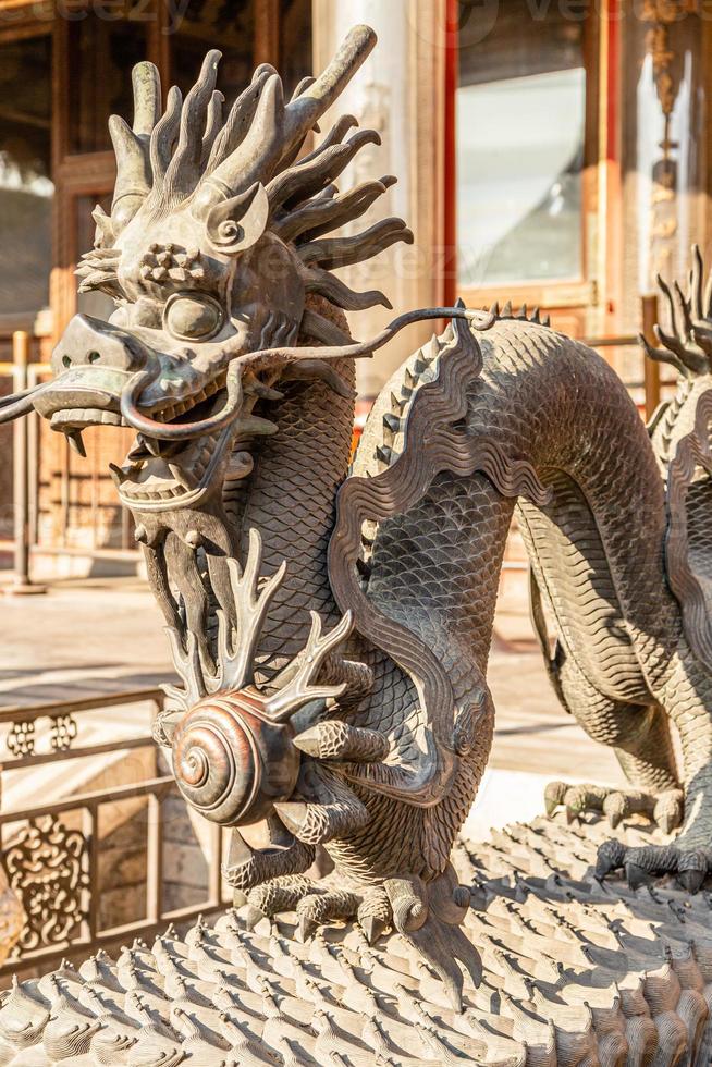 Statue de dragon chinois de l'époque de la dynastie ming, à l'entrée du palais de la cité interdite, Pékin, Chine photo