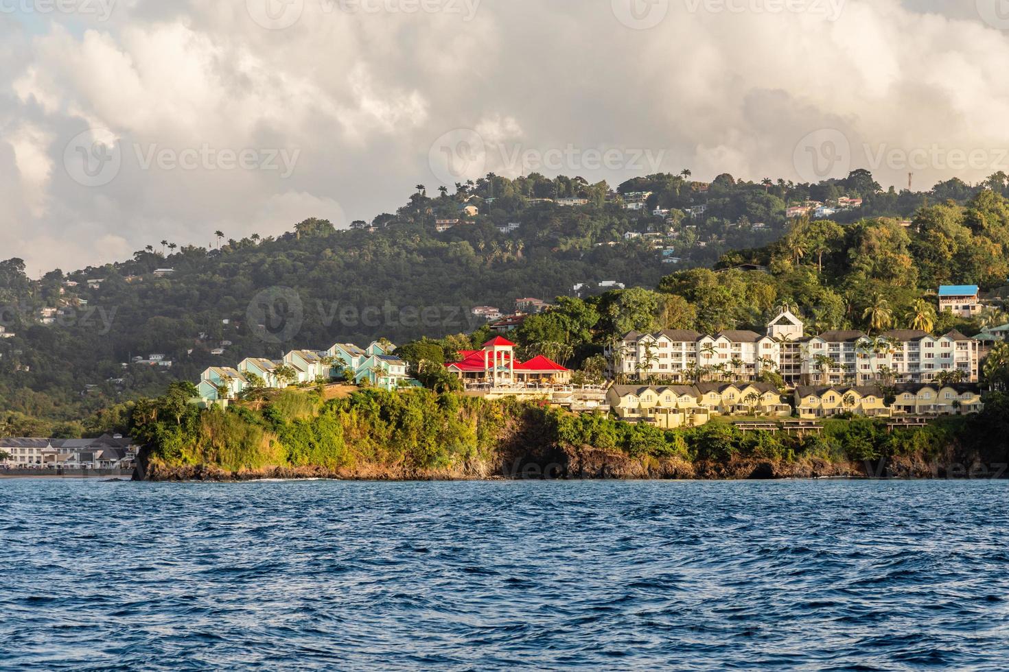 vue sur la côte avec des villas et des stations balnéaires sur la colline, castries, sainte-lucie photo