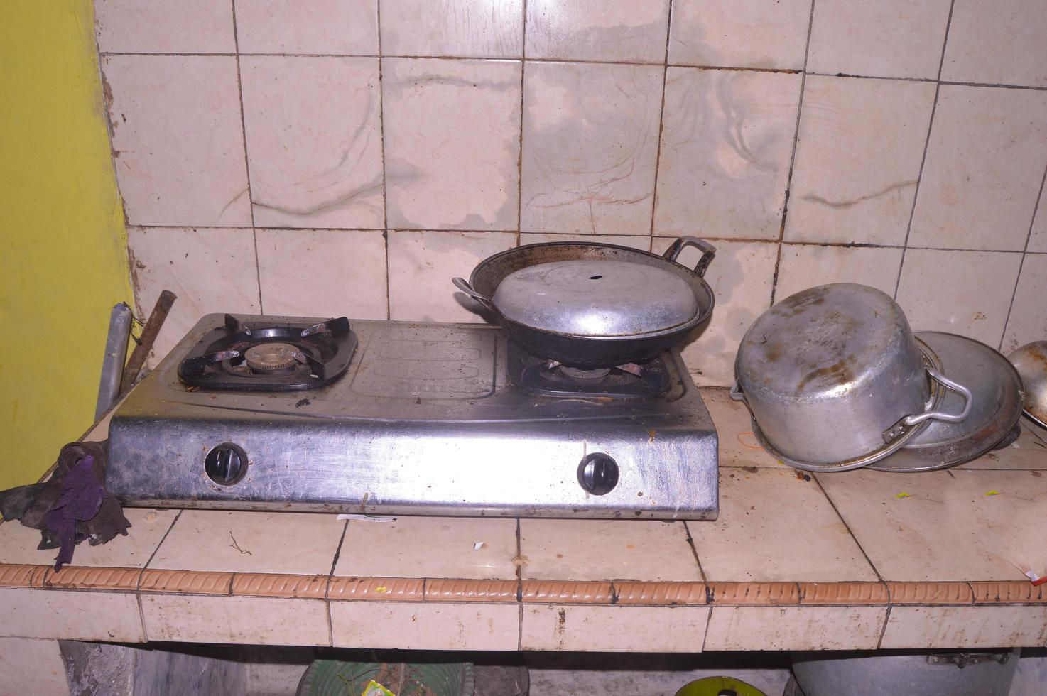 vue de la cuisine avec poêles et casseroles existants photo