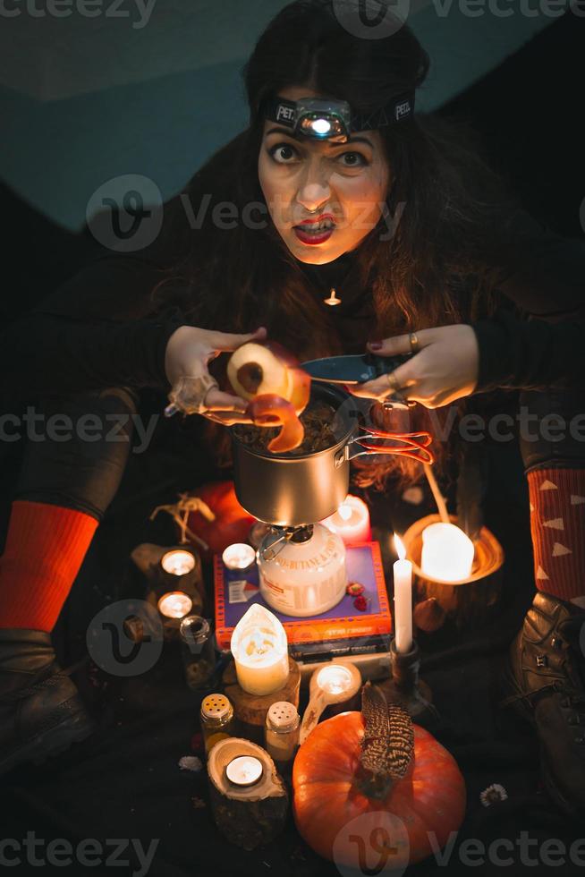 Close up femme grimaçante shaman peeling apple au-dessus de photo portrait pot