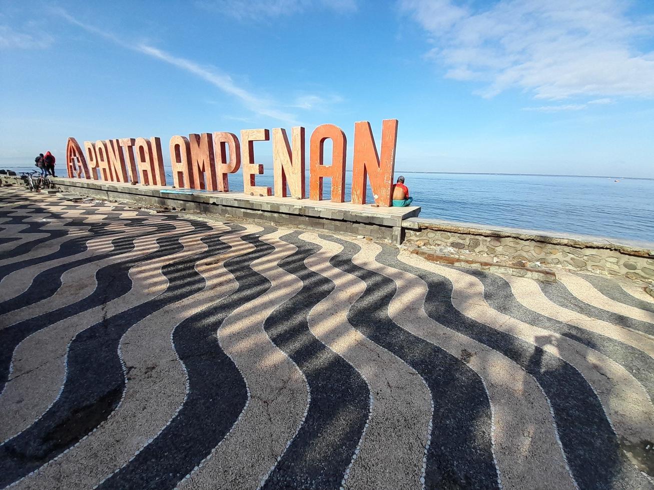 mataram, nusa tenggara ouest, indonésie, 22 janvier 2023. signe de la plage d'ampenan, une plage populaire près de la vieille ville de la ville de mataram. photo