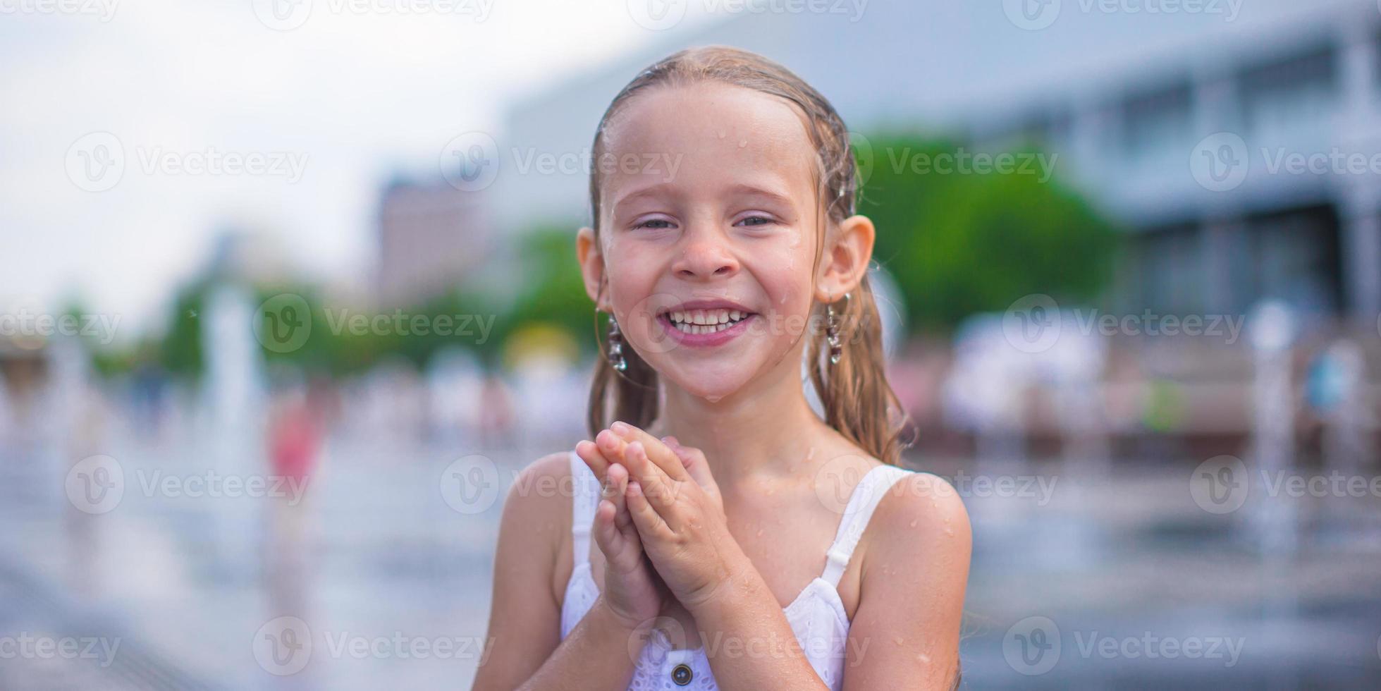 portrait de petite fille humide heureuse à l'extérieur photo