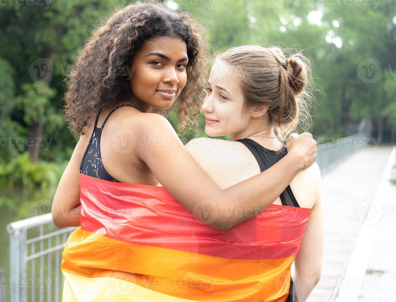 deux lesbiennes amitié avec le drapeau de la fierté arc-en-ciel. personne gay gaie s'amusant avec l'égalité de respect de l'amour et de la liberté de vie. diversité du jeune couple homosexuel, droits lgbtq. photo