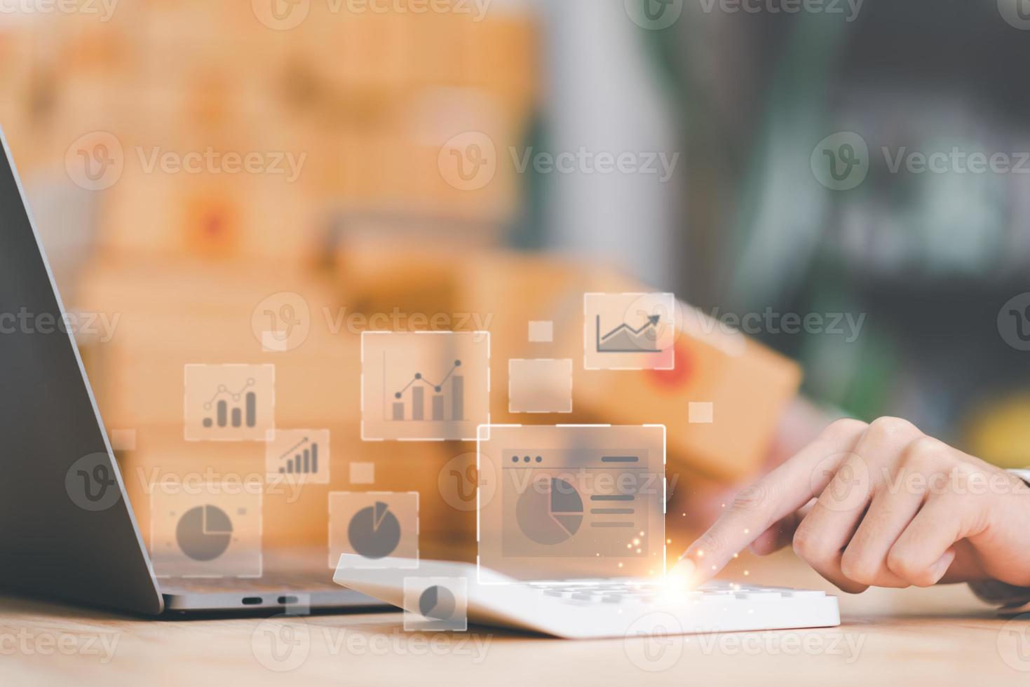 les gens d'affaires calculent des rapports de graphiques de statistiques commerciales en ligne pour analyser et améliorer la stratégie d'entreprise, gérer les documents financiers et marketing, les informations sur la croissance de l'entreprise, la gestion des données photo