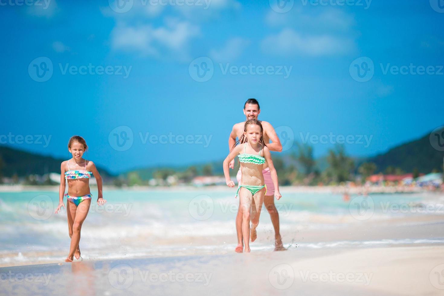 Vacances De Famille Sur La Plage : Mère Et Enfants Image stock