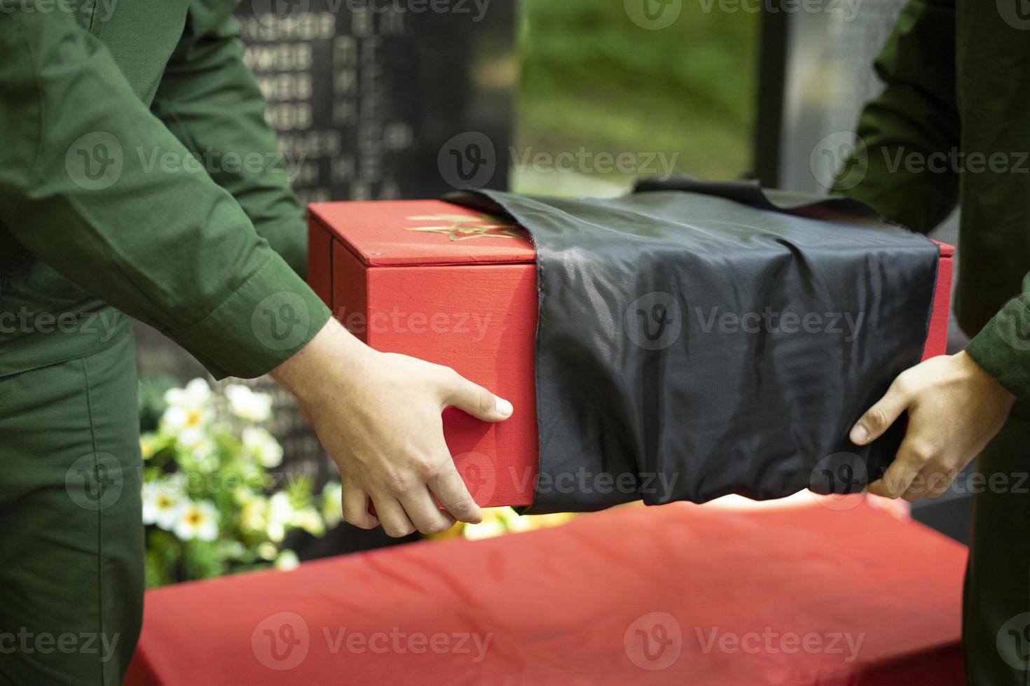 enterrement des restes du soldat. cérémonie d'enterrement du héros de guerre. drap de deuil noir. photo