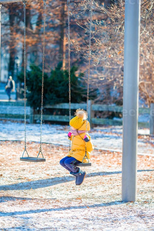 adorables petites filles se balancent sur une balançoire dans central park à new york city photo