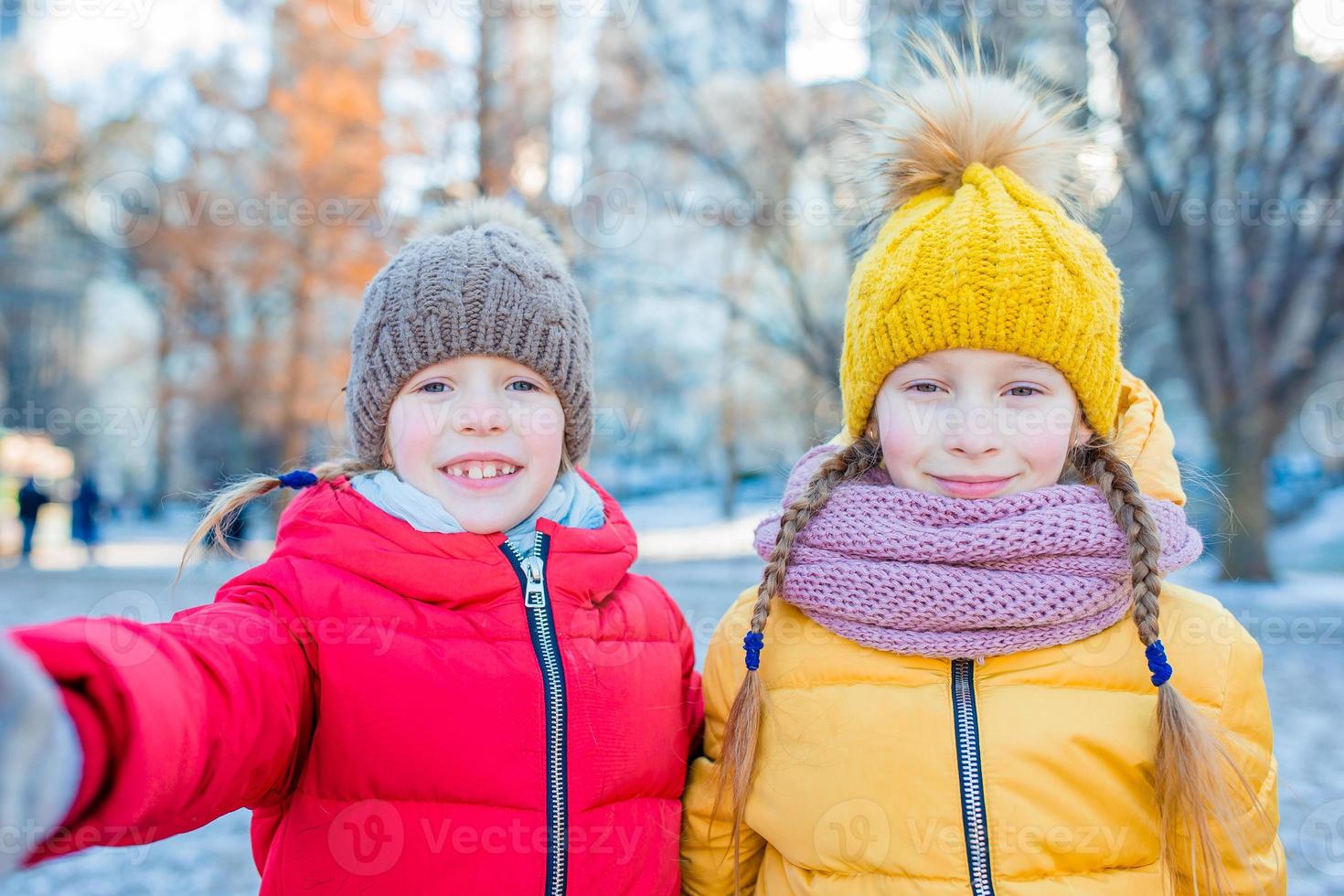 adorables petites filles prenant une photo de selfie dans central park à new york city