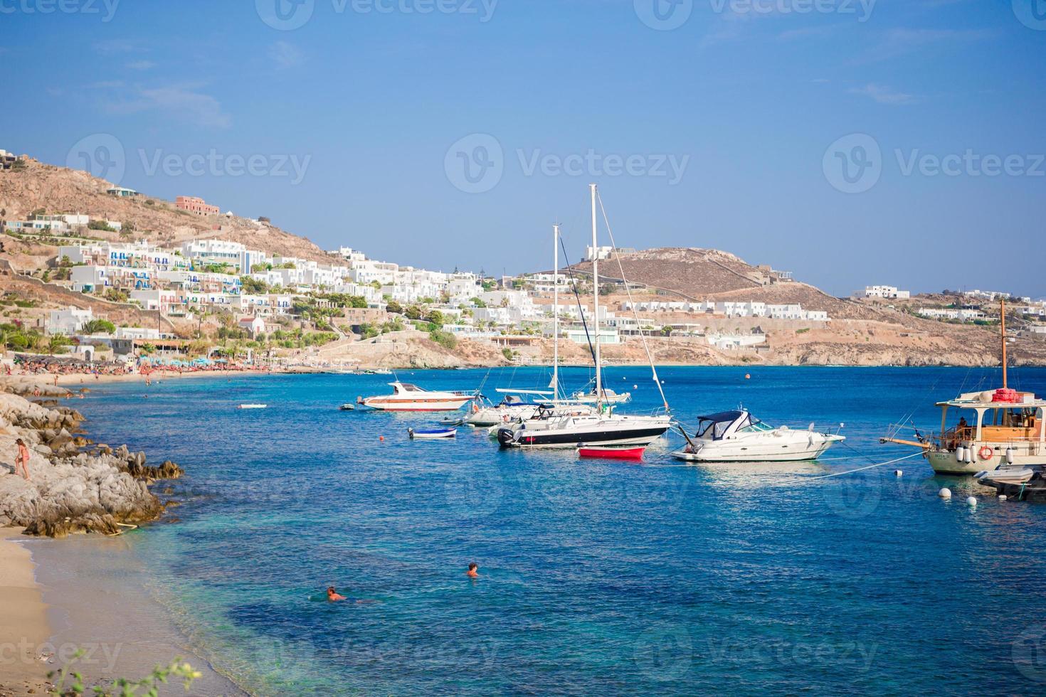 vue panoramique sur le port de la ville de mykonos depuis les collines ci-dessus à mykonos, cyclades, grèce photo