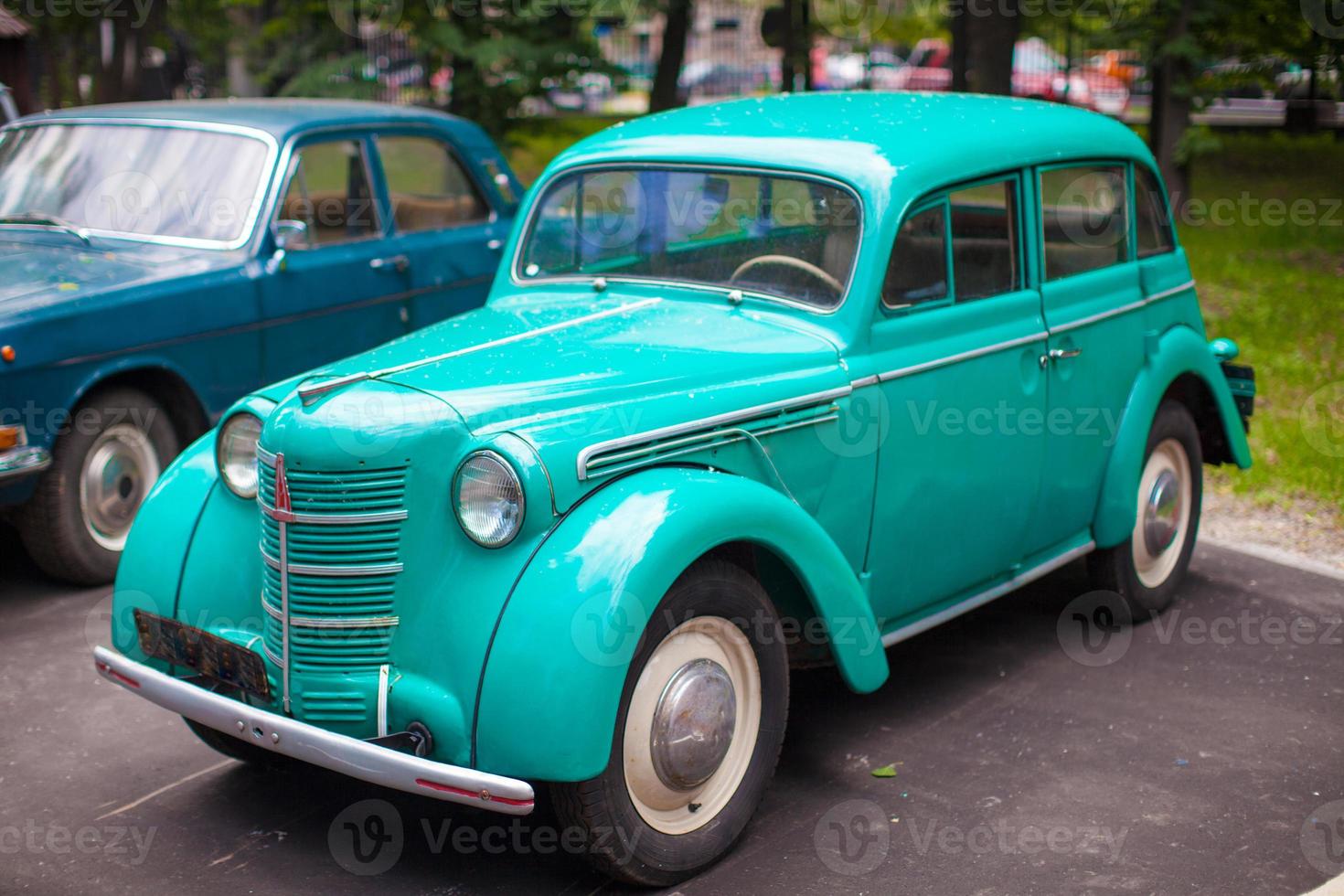 voiture vintage à la menthe exposée au parc photo