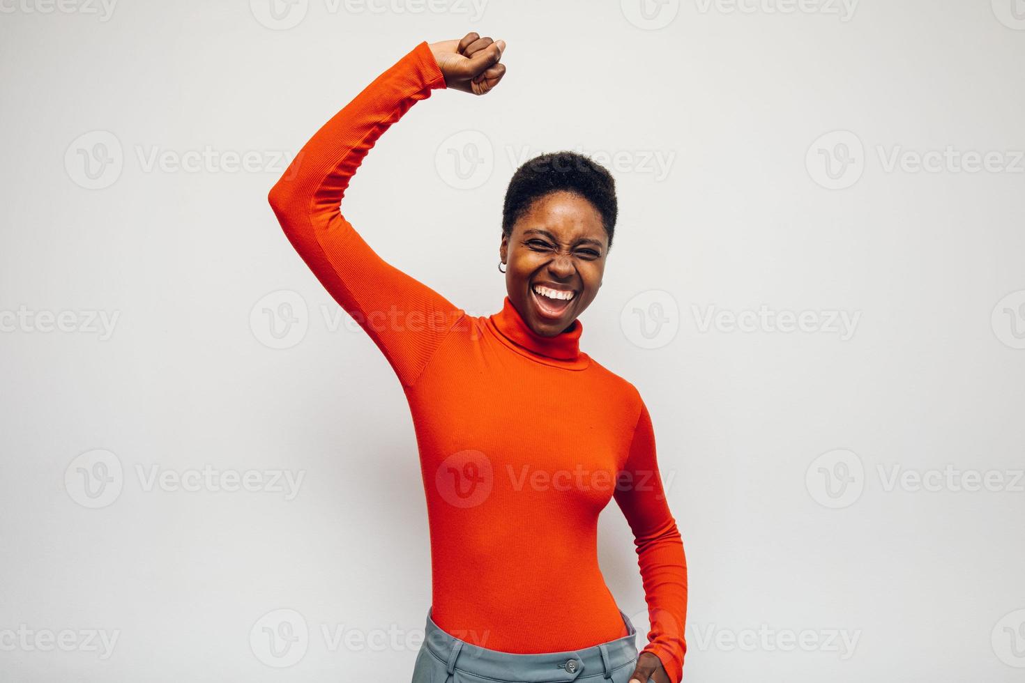 femme noire personne portant une chemise rouge célébrant photo