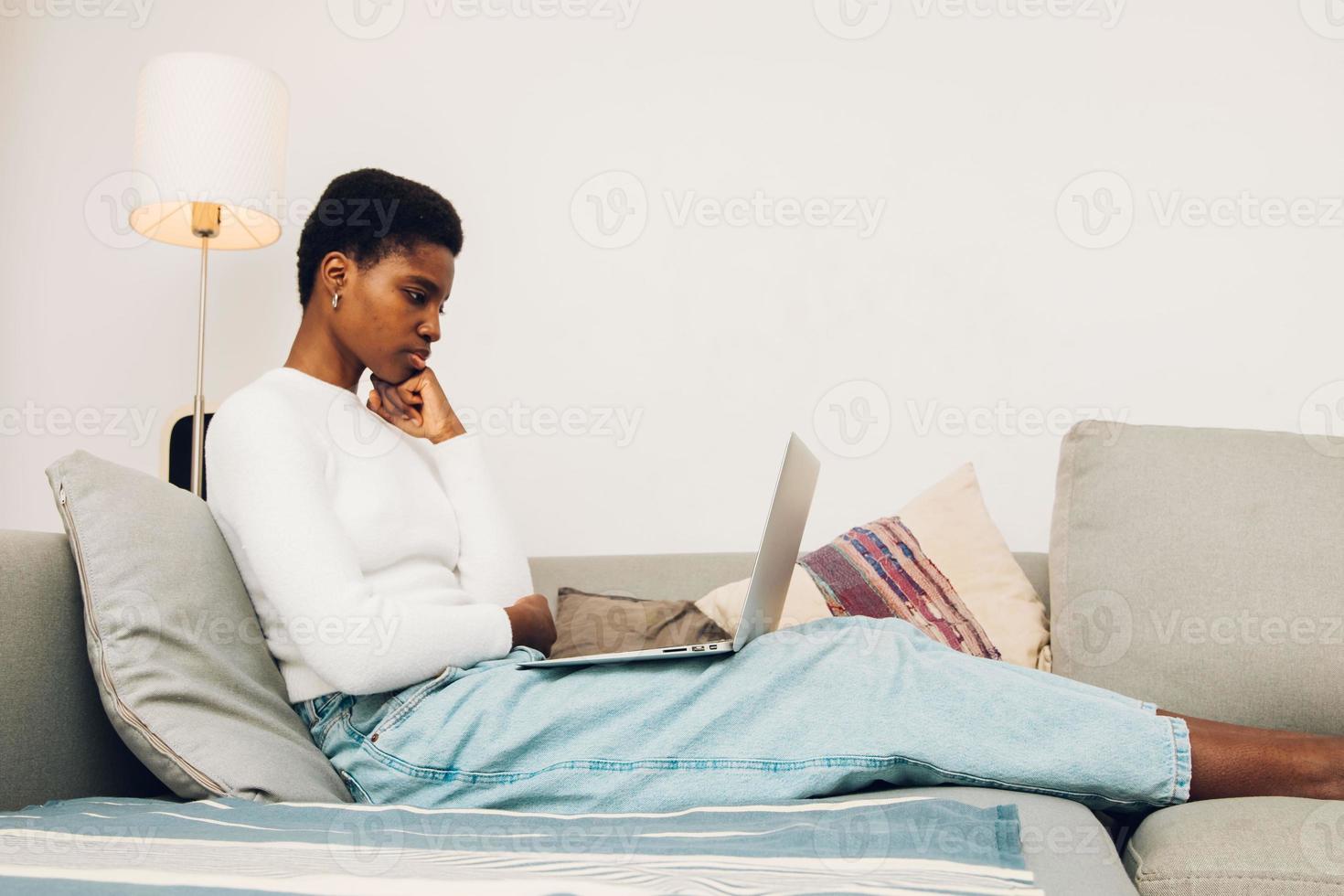 femme utilisant un ordinateur portable à la maison photo