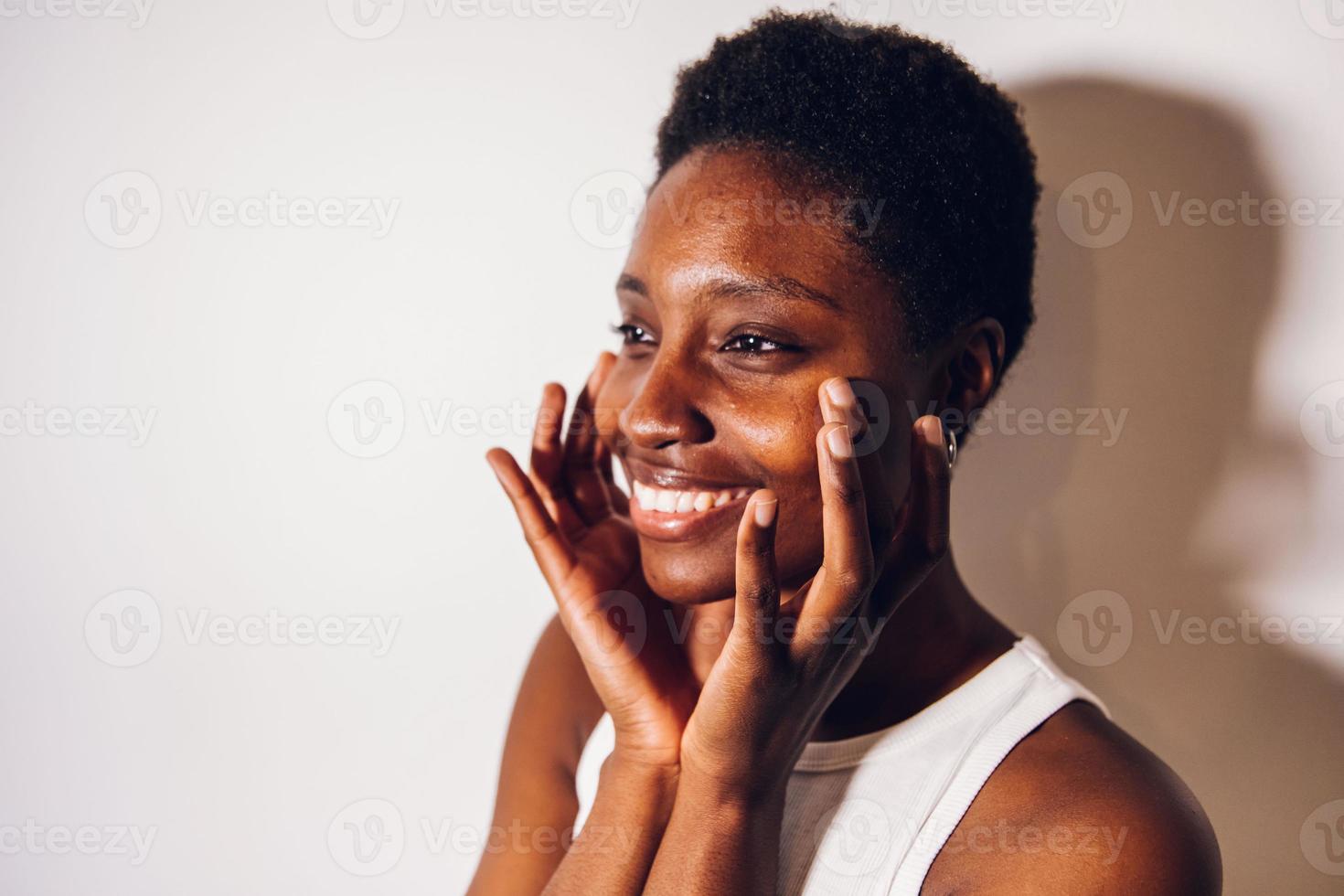 portrait de femme noire montrant son visage photo