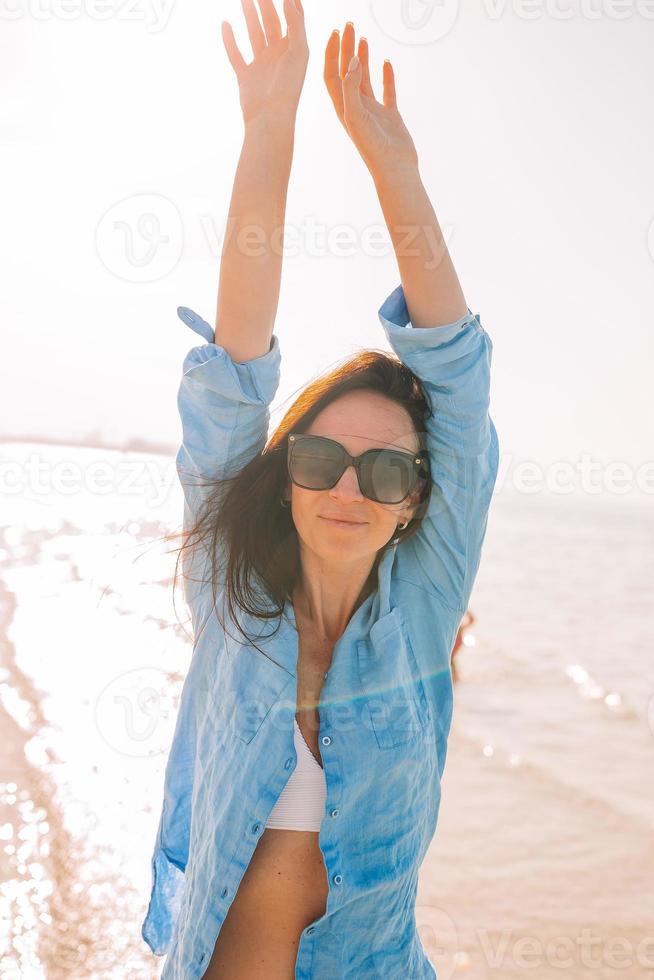 femme allongée sur la plage profitant des vacances d'été photo