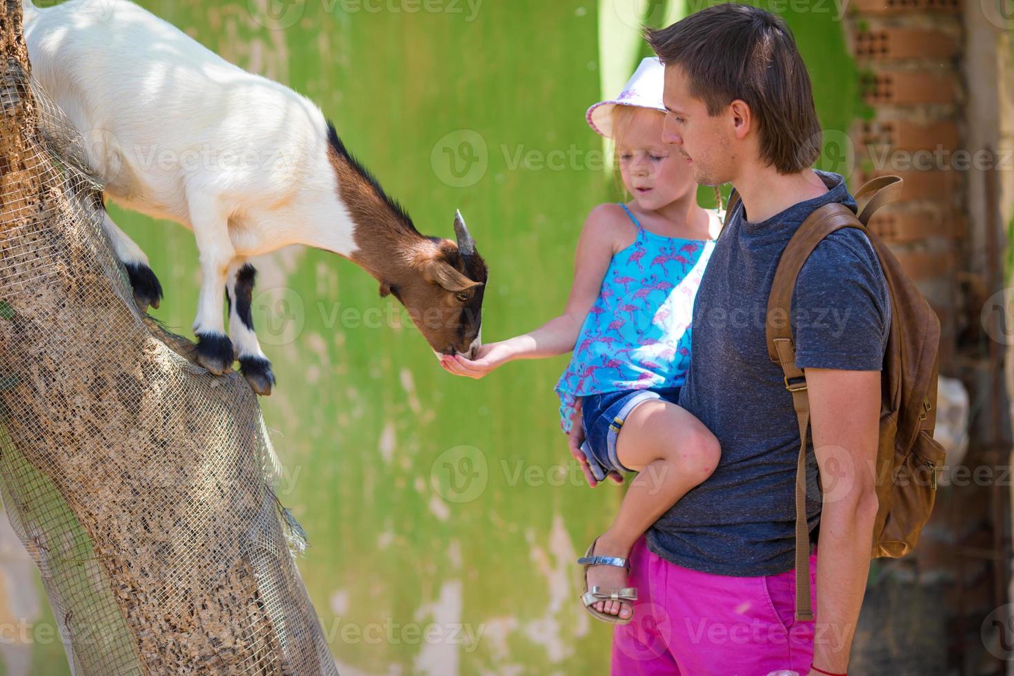 petite fille et papa heureux en bonnets de noel profitent des vacances de noël photo