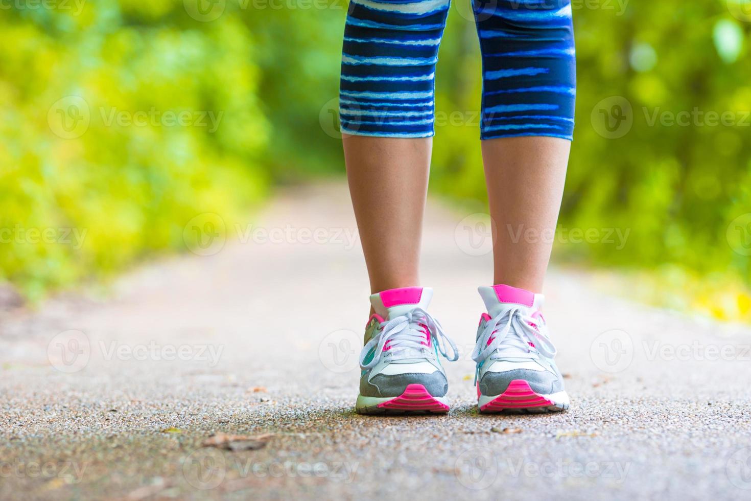 gros plan, sur, chaussure, de, athlète, coureur, femme, pieds, courant, sur, route photo