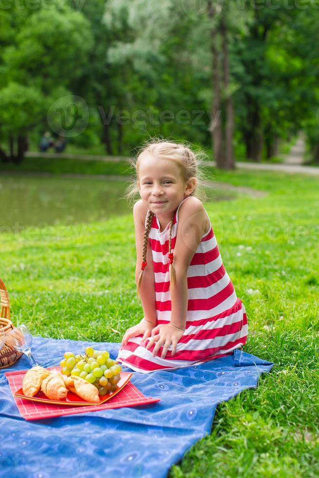 Adorable Petite Fille Heureuse Debout À Côté De Sa Poussette À