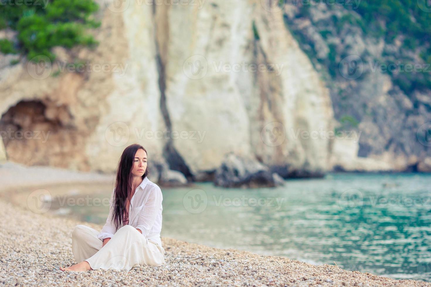 belle jeune femme sur la plage tropicale de sable blanc. caucasien, girl, dans, chapeau, fond, les, mer photo