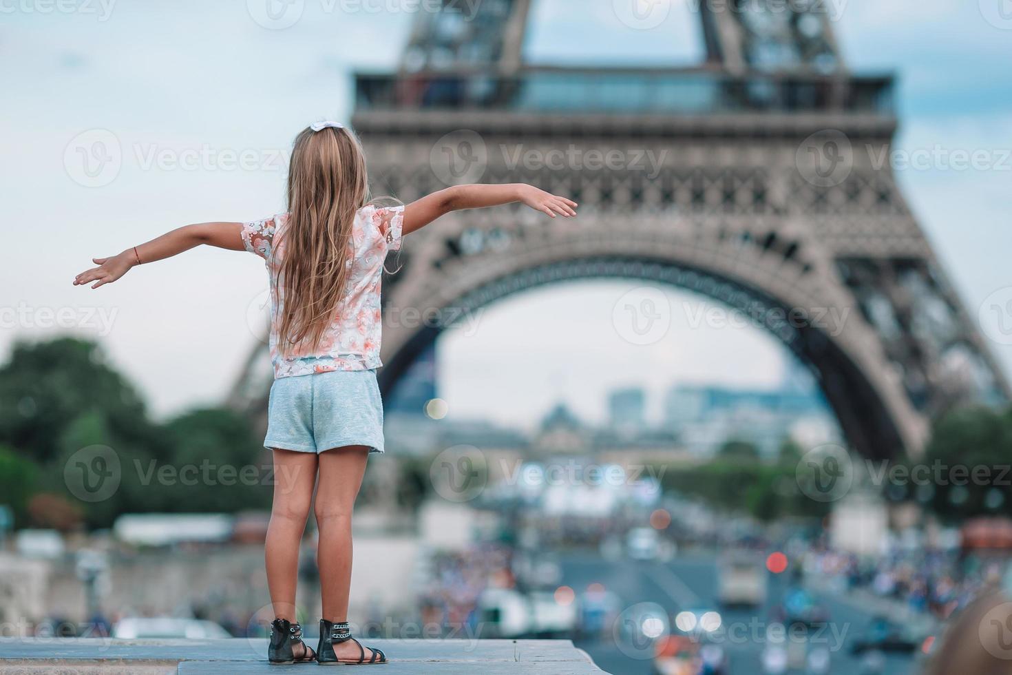 adorable petite fille à paris fond la tour eiffel pendant les vacances d'été photo