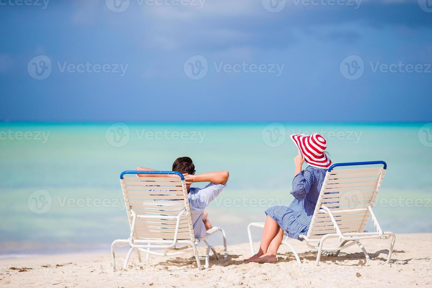 jeune famille sur la plage blanche pendant les vacances d'été. photo