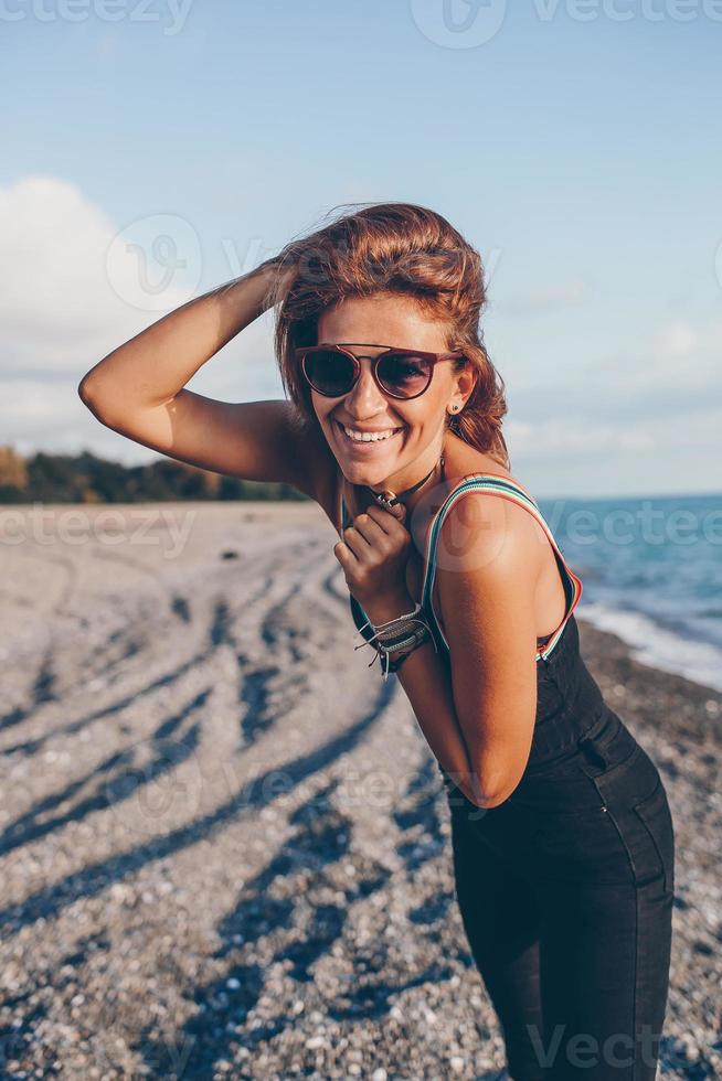 portrait de mode en plein air d'une femme élégante sur la plage. photo