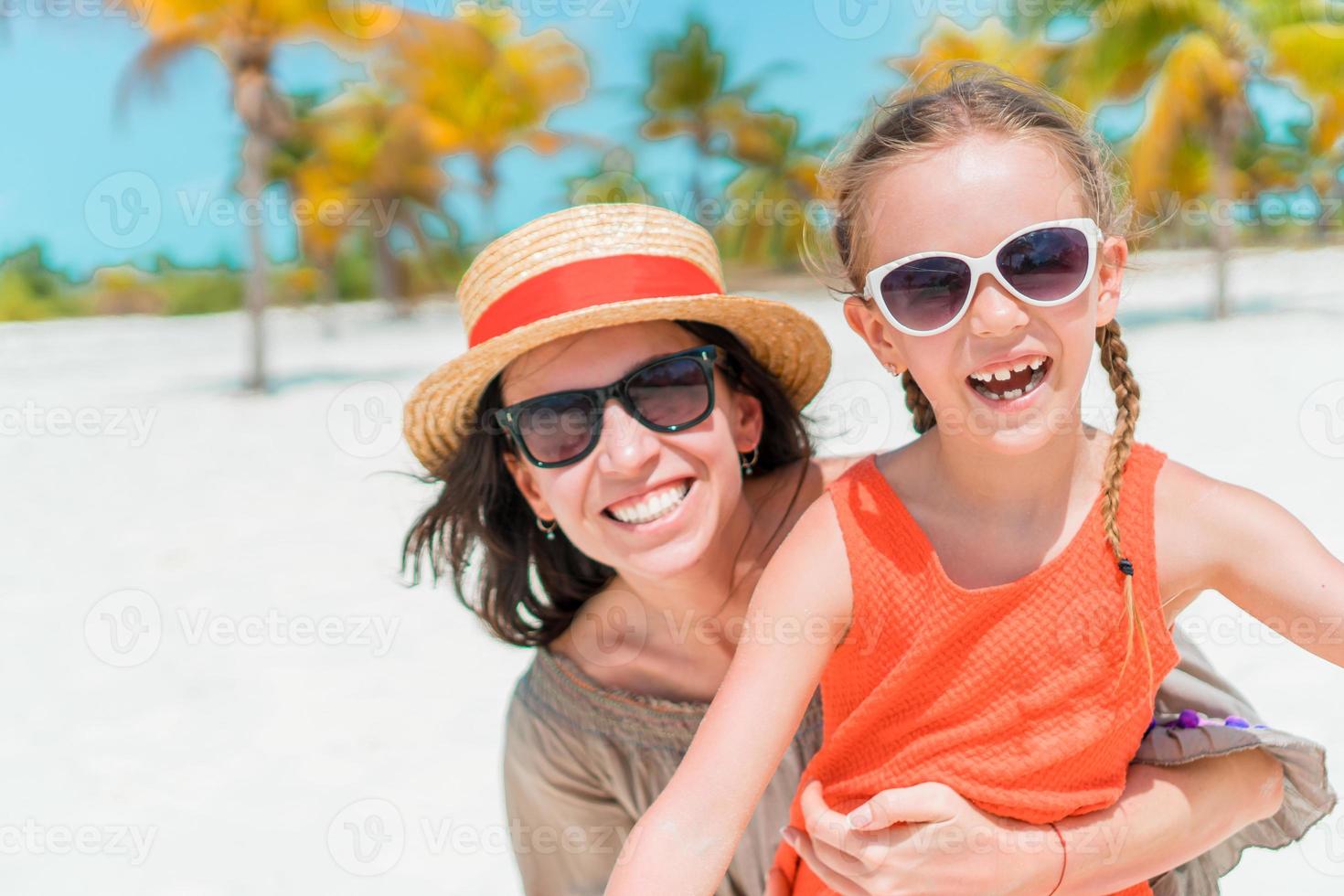 portrait de petite fille et mère en vacances d'été photo