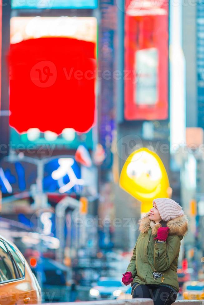 femme de la ville de new york en tant que touriste de times square ou jeune femme heureuse en visite à manhattan, new york city, new york, états-unis. photo