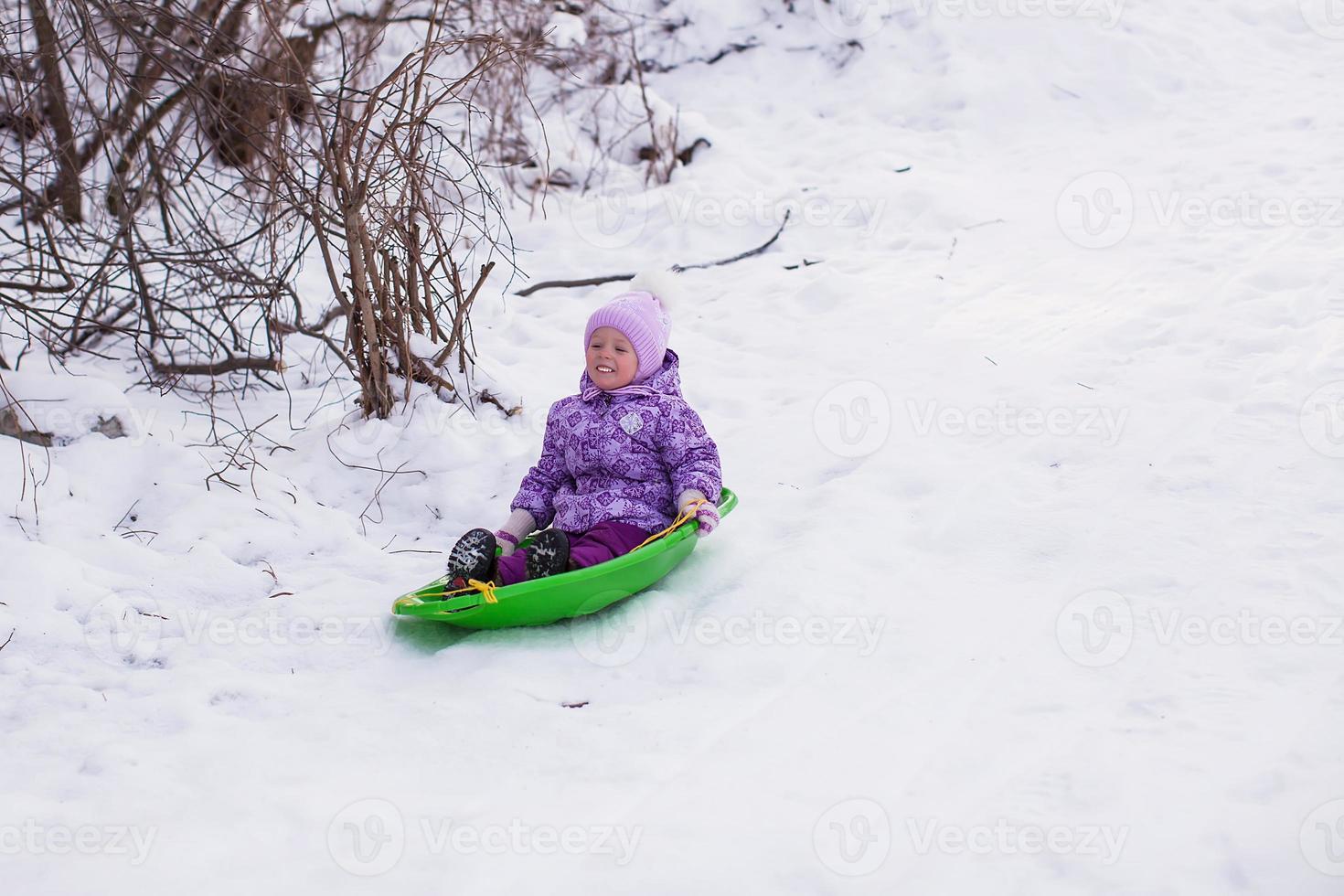 petite fille adorable heureuse s'amusant sur la neige à la journée  ensoleillée d'hiver 17709026 Photo de stock chez Vecteezy