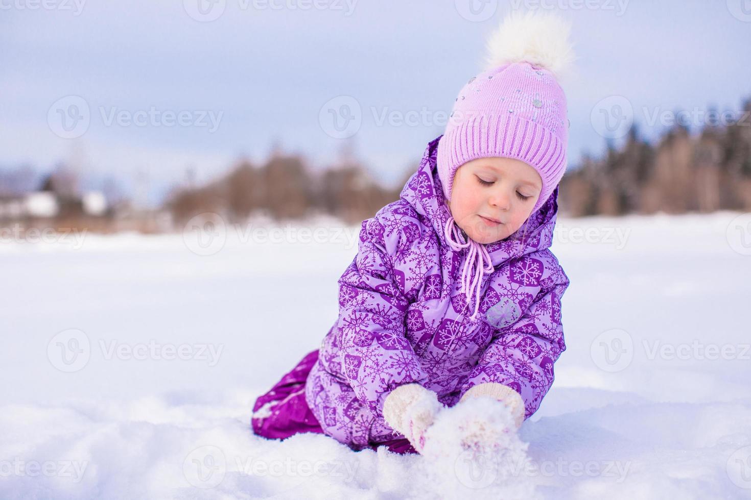 petite fille adorable heureuse s'amusant sur la neige à la journée  ensoleillée d'hiver 17709026 Photo de stock chez Vecteezy