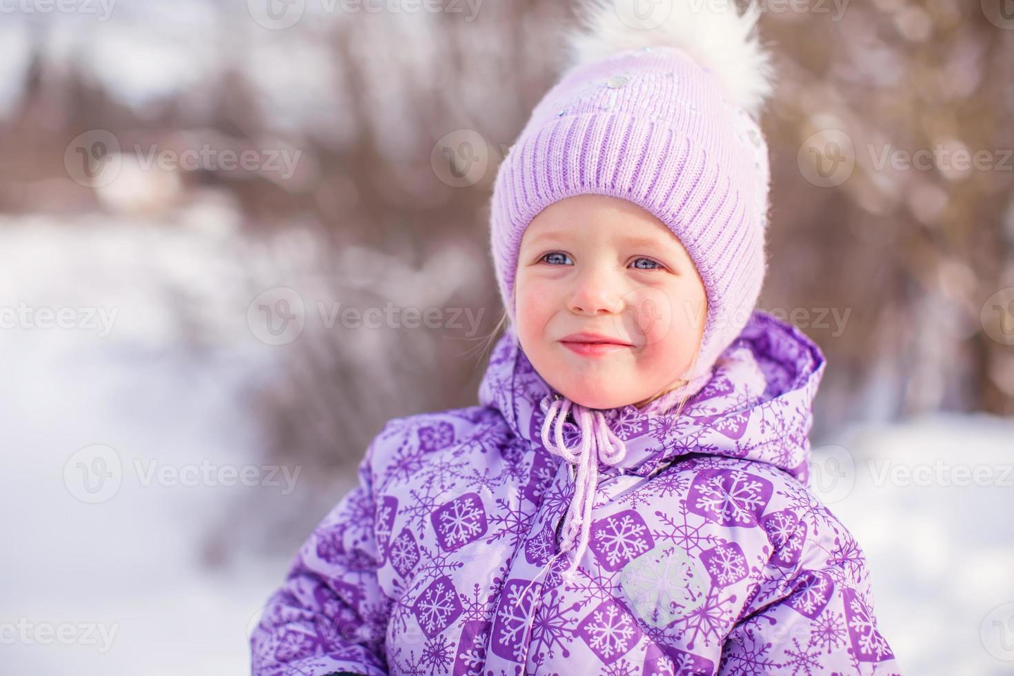 portrait de petite fille heureuse mignonne dans la neige journée d'hiver ensoleillée photo