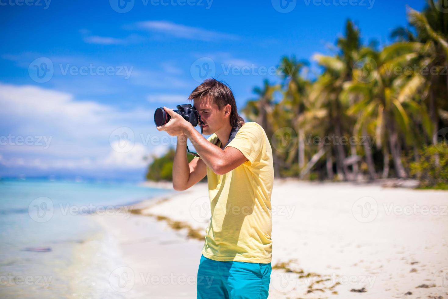 jeune homme, prendre des photos, sur, plage tropicale photo