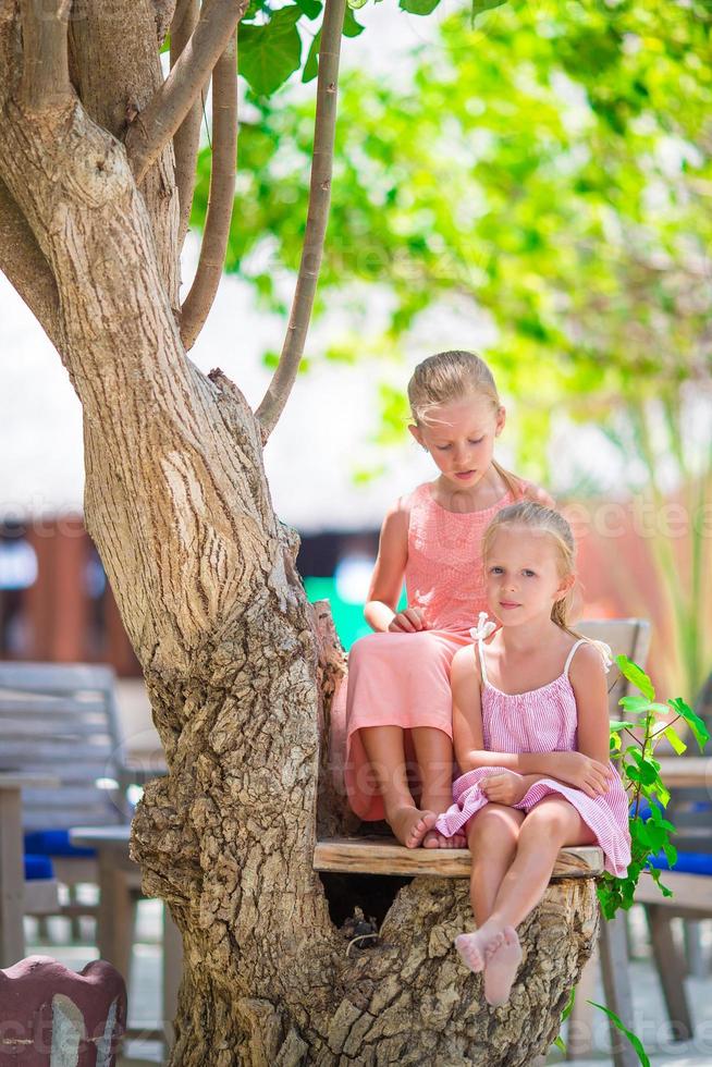 adorables petites filles pendant les vacances d'été à la plage photo