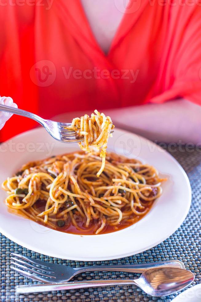 spaghetti à la bolognaise dans l'assiette blanche photo