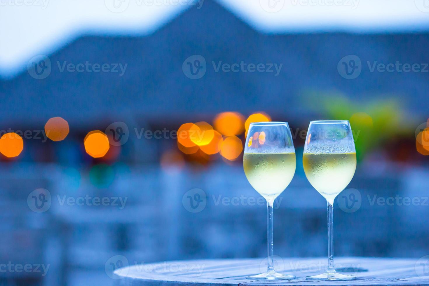 deux verres de délicieux vin blanc au coucher du soleil photo