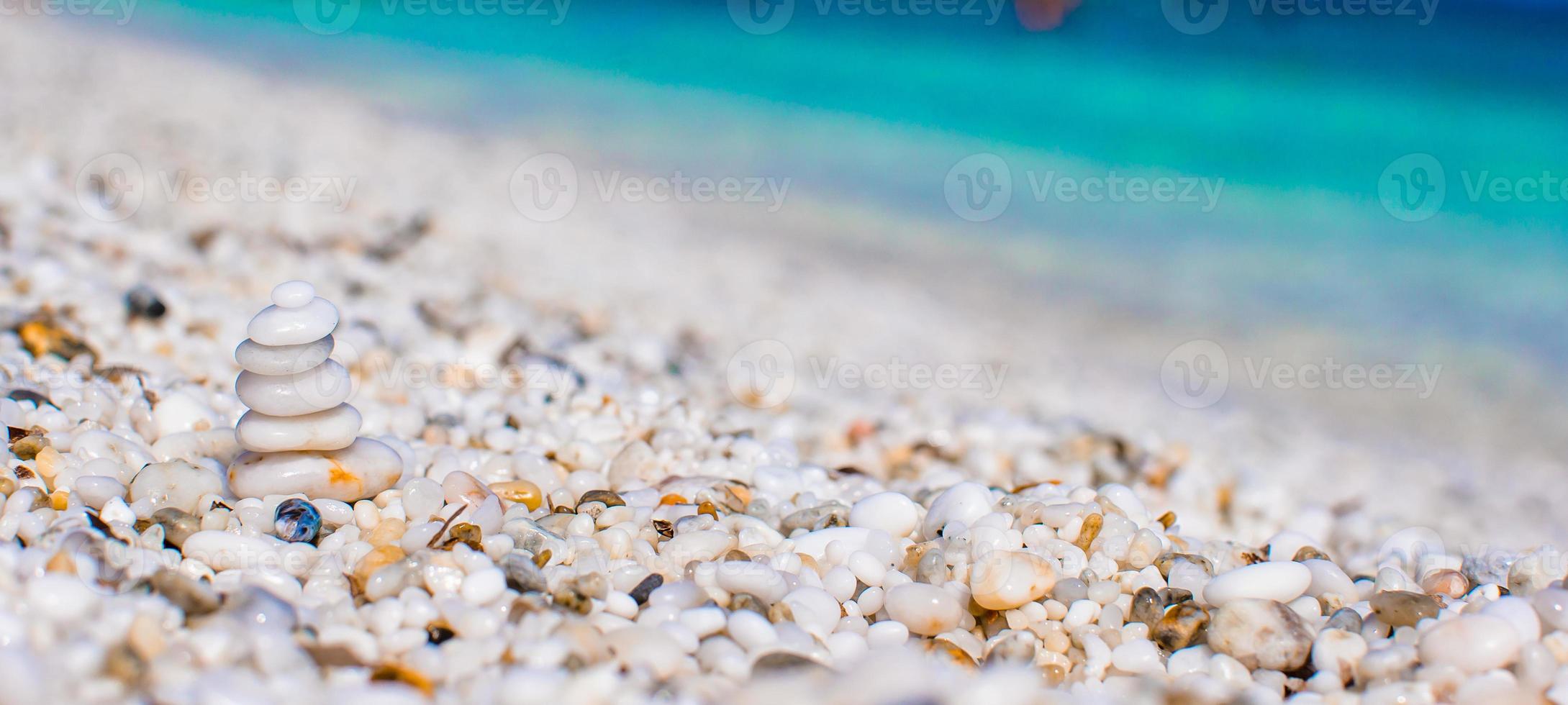 pile de petites pierres blanches sur la plage de galets tropicaux photo