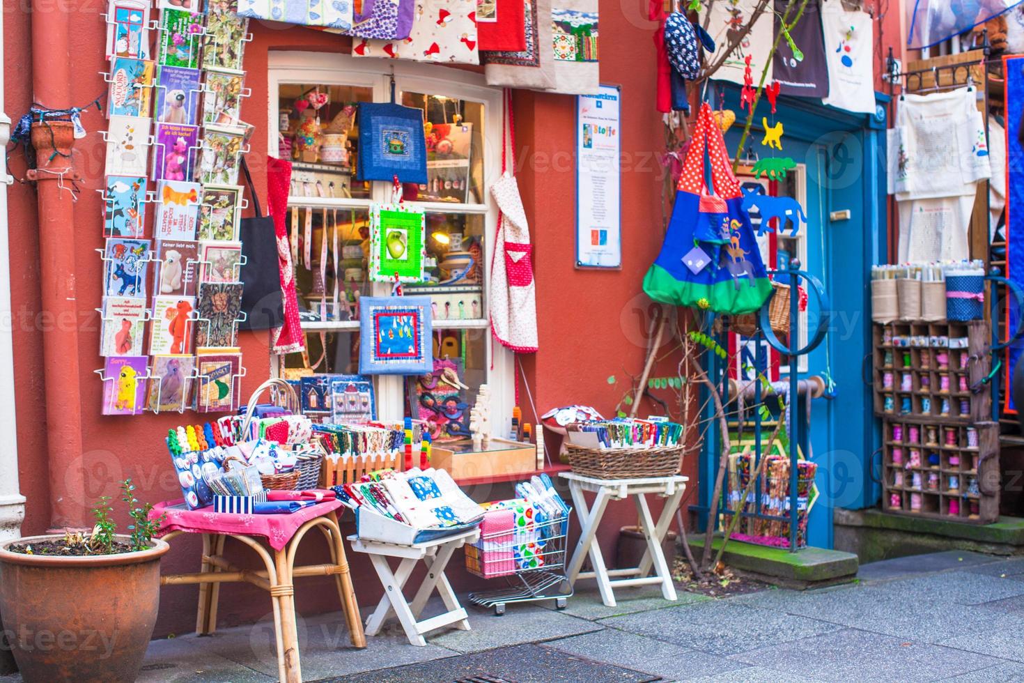 cadeaux du nouvel an dans une ville européenne à la veille de noël photo