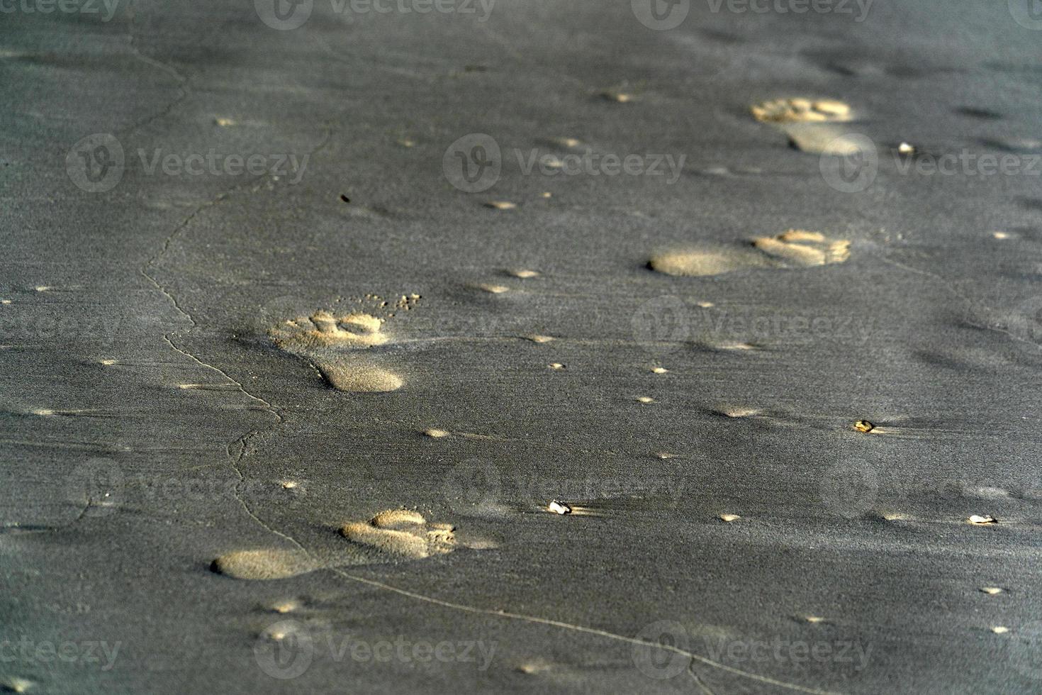 Traces humaines sur le sable d'une plage tropicale photo