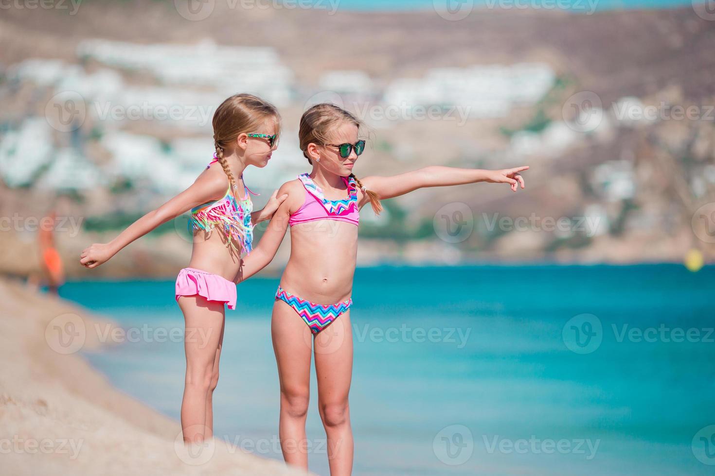 adorables petites filles profitent des vacances d'été à la plage photo