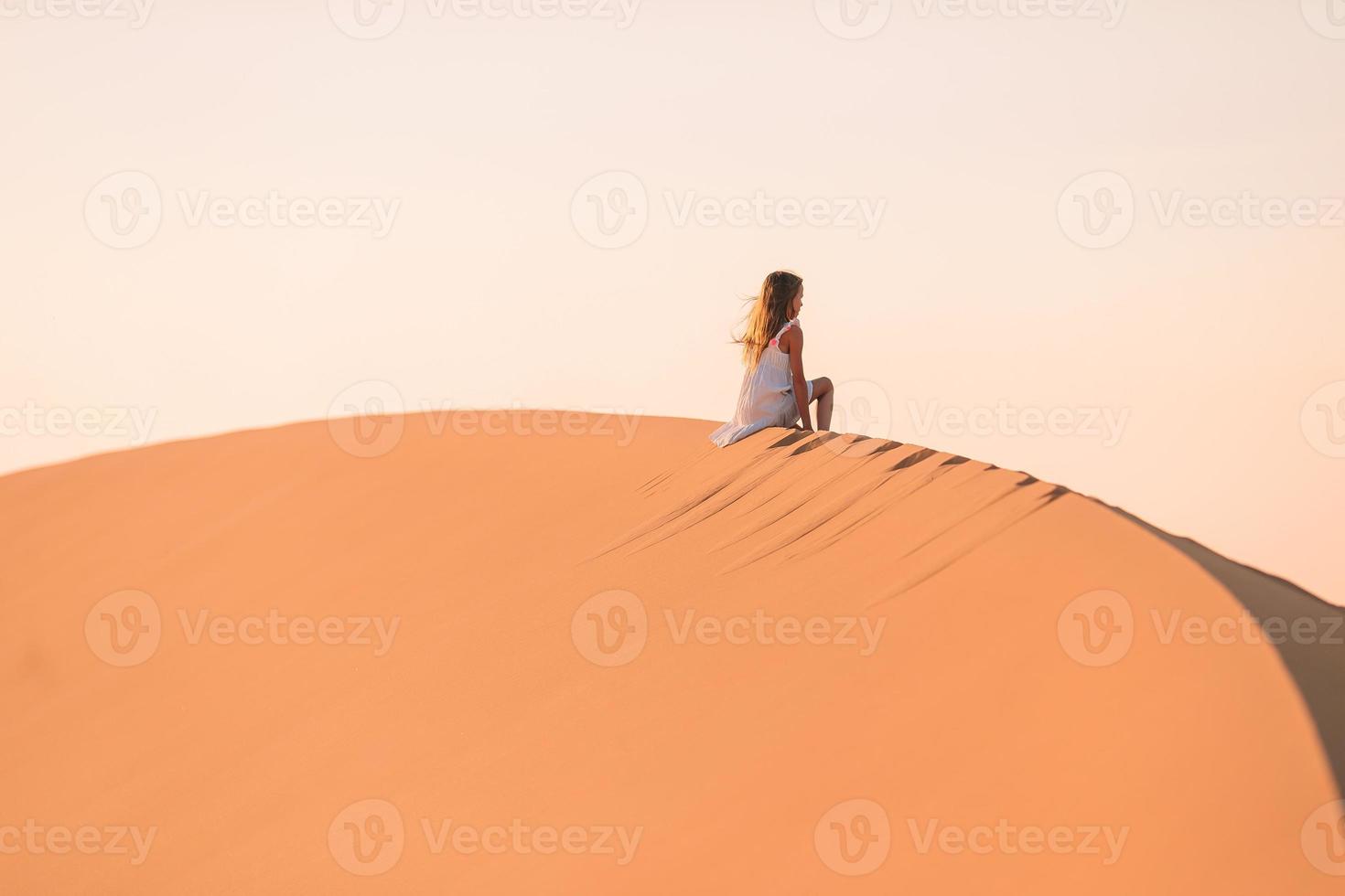 fille parmi les dunes du désert aux émirats arabes unis photo