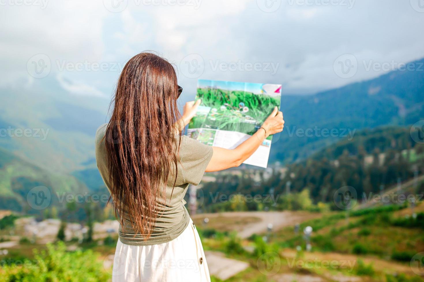 heureuse jeune femme dans les montagnes sur fond de brouillard photo