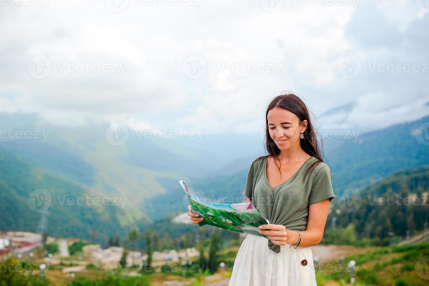 heureuse jeune femme dans les montagnes sur fond de brouillard photo
