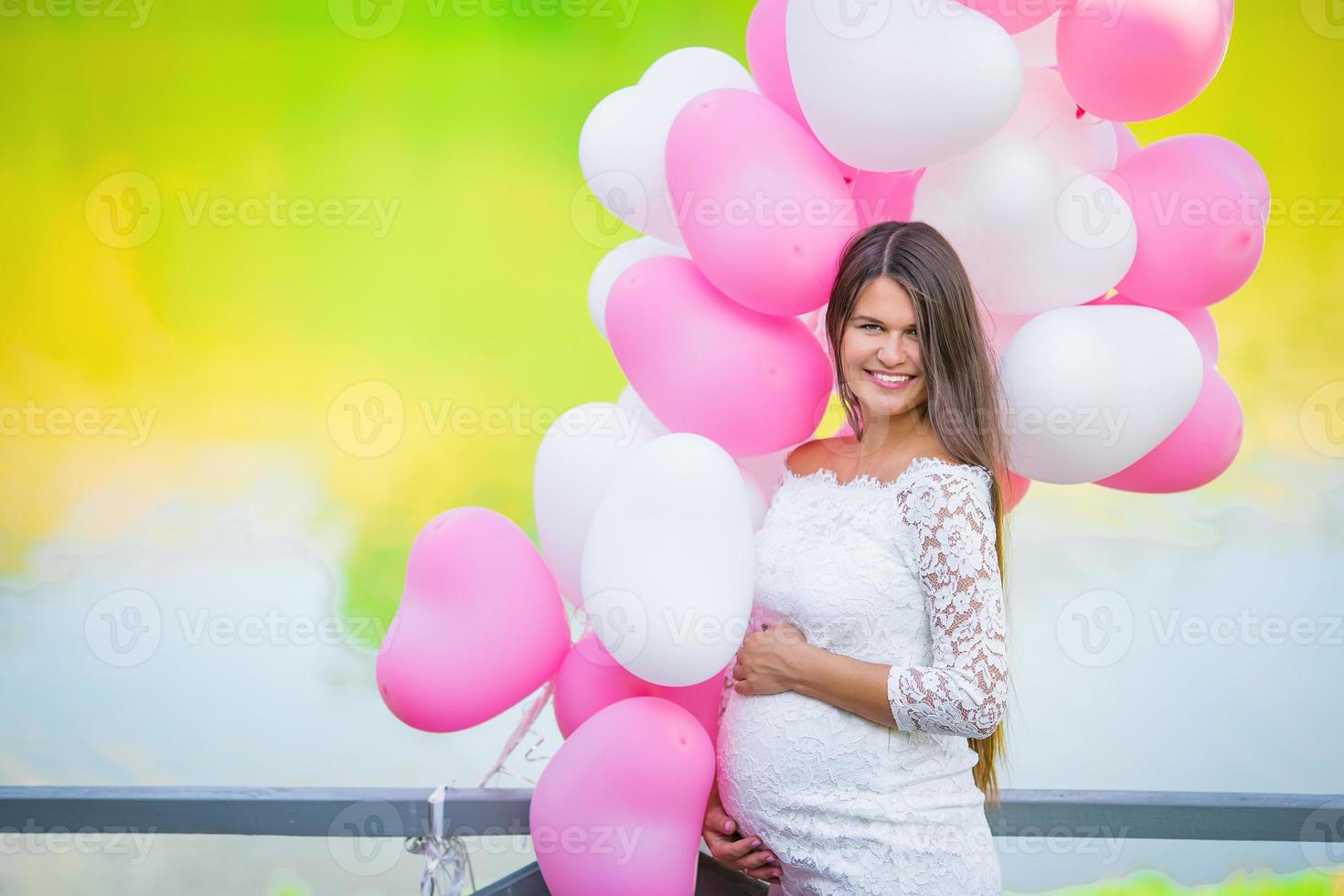 femme enceinte dans un parc extérieur, temps chaud photo